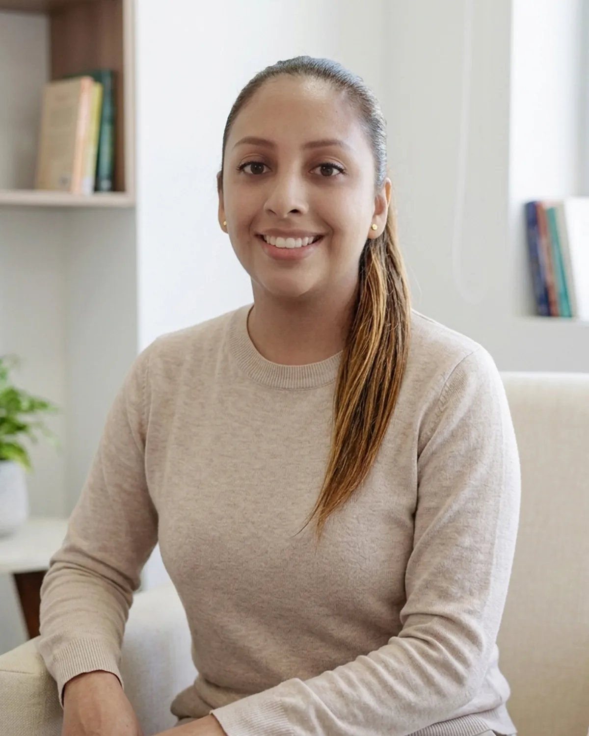Paola Beltrán Méndez, psicóloga clínica en Armenia, sonriendo en su consultorio