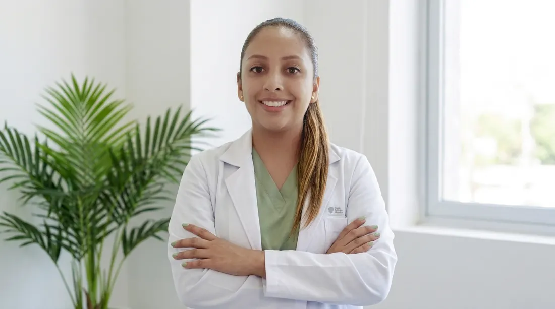 Paola Beltrán Méndez, psicóloga clínica, sonriendo en su consultorio